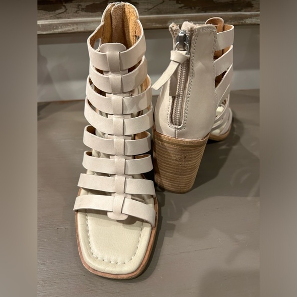 SOFFT Stratford - Like New - Picture 4 of 5